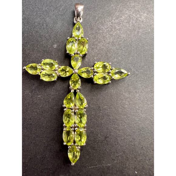 Peridot gemstone sterling silver cross pendant - Picture 1 of 15